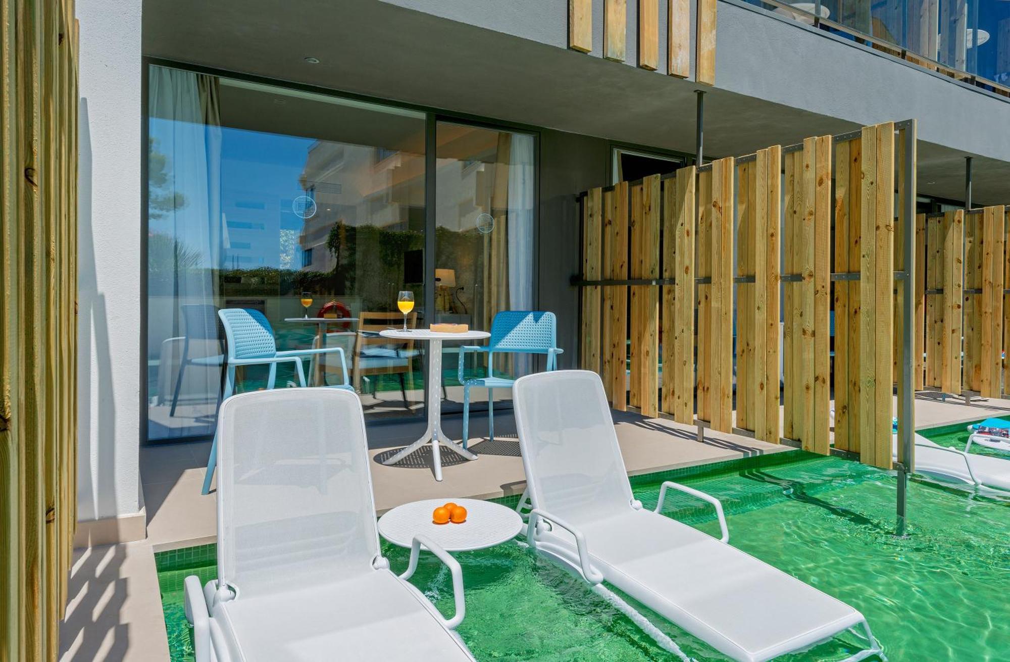 Double Swim Up Room