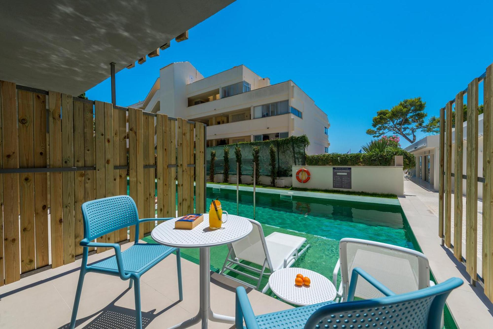 Double Swim Up Room