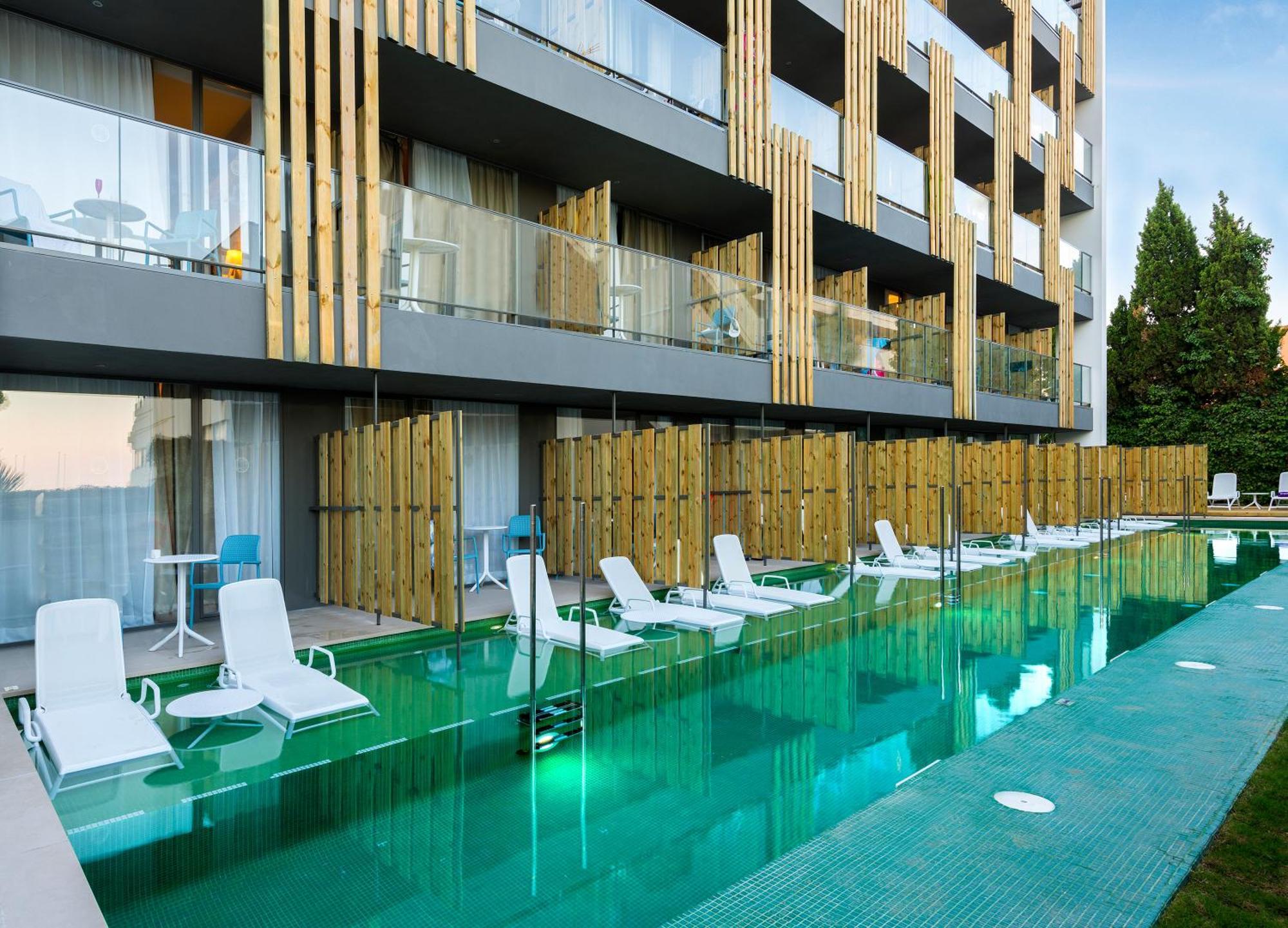 Double Swim Up Room