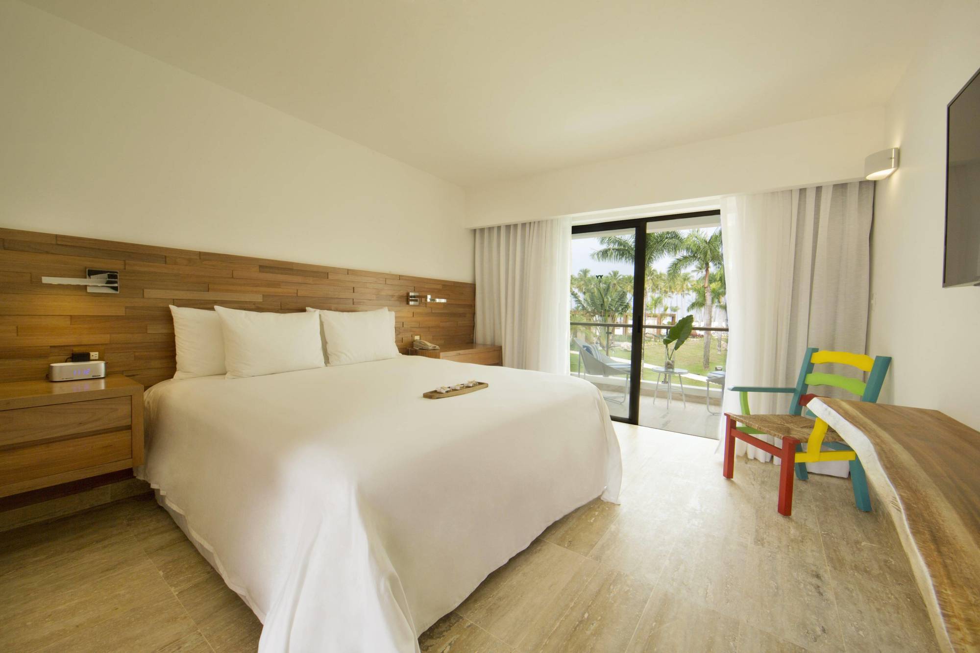 V Room One King Bed Non-Smoking