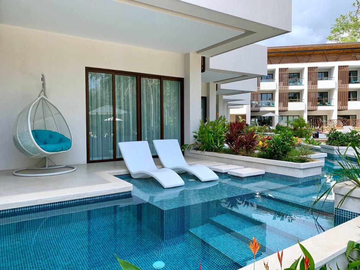 Suite con cama extragrande y piscina pequeña