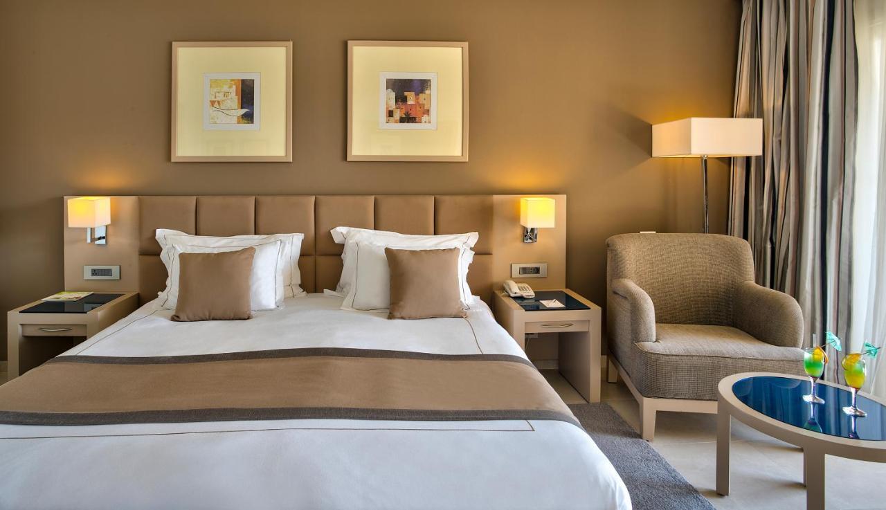 Kamer met Kingsize Bed en Uitzicht op het Zwembad
