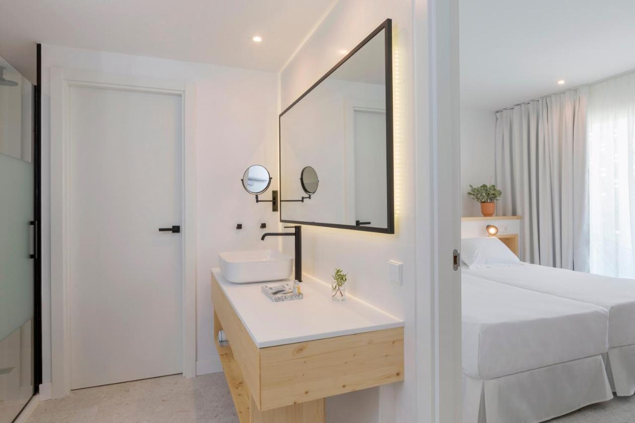 One-Bedroom Apartment Balcony,943661290:JPEG