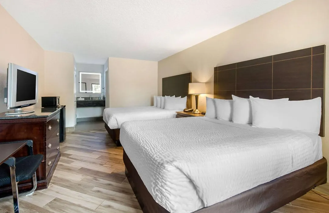 Clarion Inn & Suites Kissimmee-Lake Buena Vista South-1